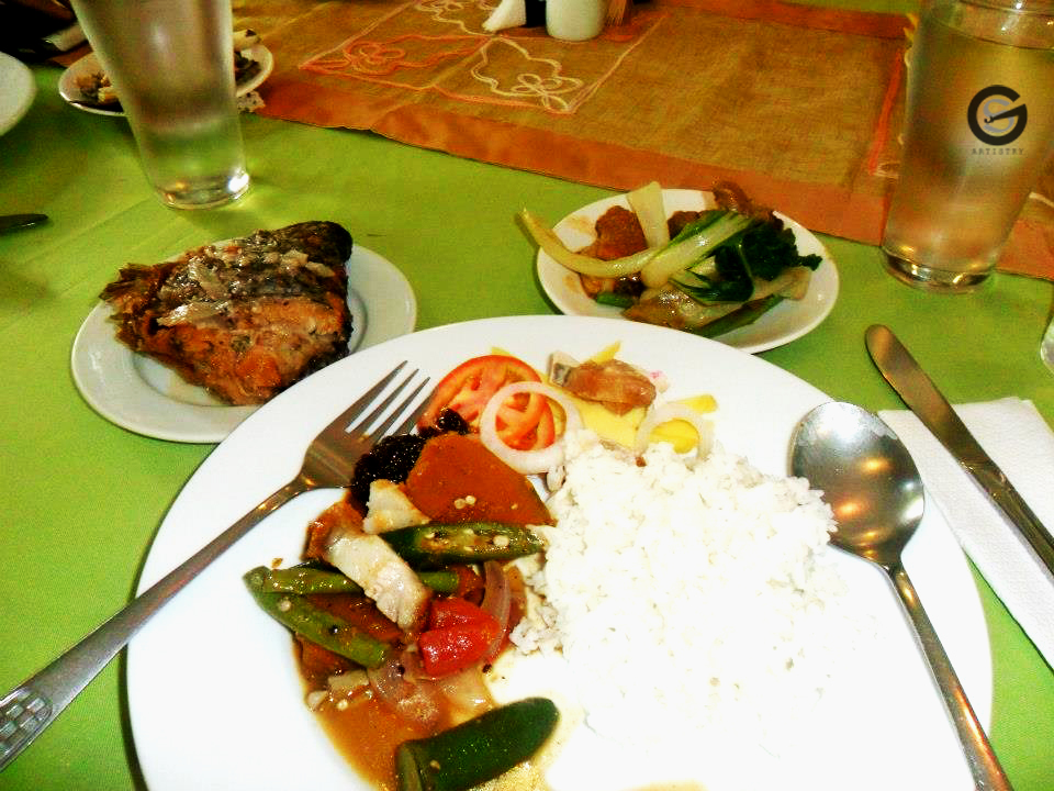 A sumptuous lunch before the energy defying activity later. A Filipino cuisine. Pinakbet, Kare Kare  priting Tilapia and ensaladang Mangga were part of the lunch buffet